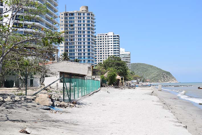 En este sector de Playa Salguero hay menos de cinco metros de espacio público de playa, esta ha sido tomada por los dueños de las construcciones.