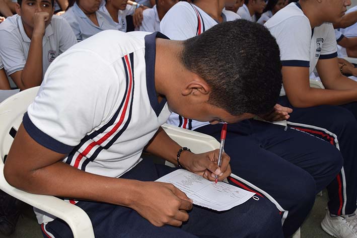 Estudiante del Gimnasio Bolivariano realizando proceso de inscripción al voluntariado. 