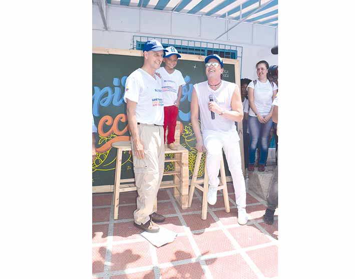 Michael Bowling y Carlos Vives reinaugurando el I.E.D John F Kennedy sede Almirante Padilla