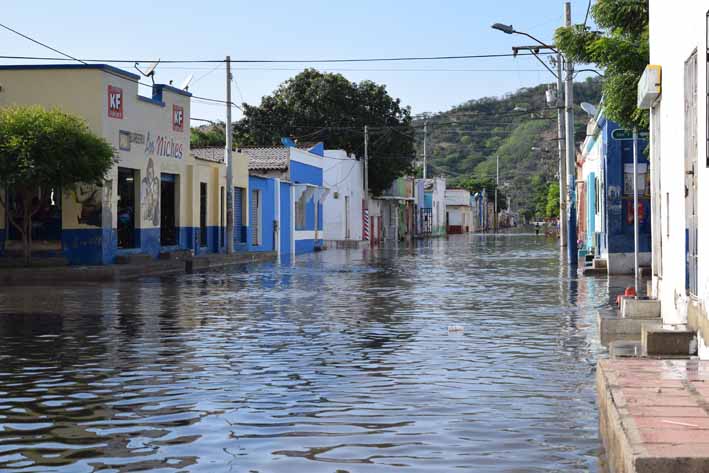 El nivel del agua subió en varias calles de la ciudad.