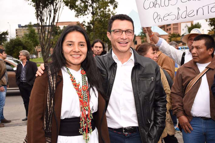 Carlos Eduardo Caicedo Omar y la exconcejal por Bogotá Ati Quigua.