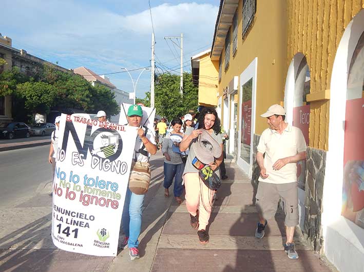Con afiches y pendones móviles se llevó a cabo la campaña en la Bahía de Santa Marta contra el trabajo infantil.
