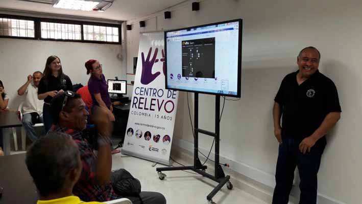 Centro de Relevo, un proyecto que busca que las personas con discapacidad auditiva puedan  usar las nuevas tecnologias de la comunicación.