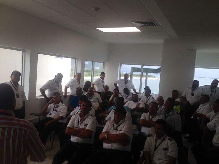 Grupo de taxistas de la ciudad de Santa Marta recibiendo capacitación de la Universidad Coperativa.