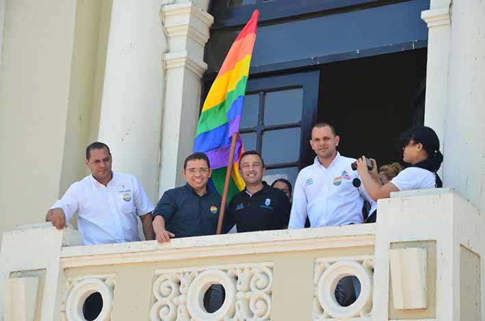 Rafael Martínez, alcalde, el secretario de Gobierno; Luis Guillermo Rubio; el personero Chadán Rosado en el balcón de la Alcaldía apoyando la celebración del día del orgullo Lgbti.