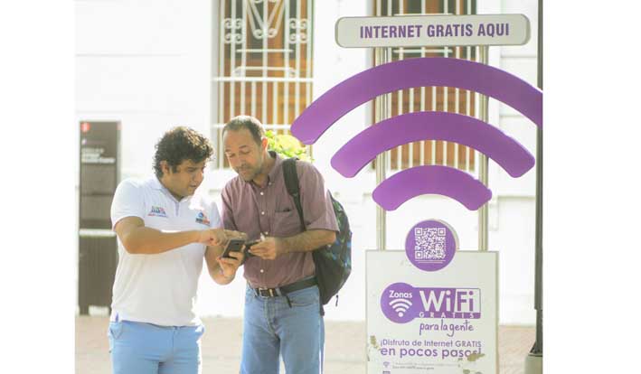 Los transeúntes y visitantes de los parques recibieron a través del equipo de las Tic las instrucciones para usar el wifi gratuito de la ciudad.