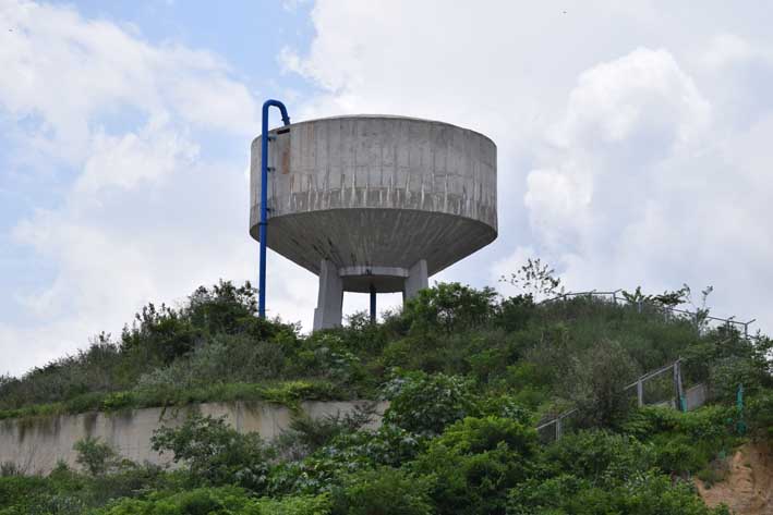 Este es el tanque de almacenamiento de agua que los habitantes de la urbanización aluden que hace un mes era el que les abastecía de agua.