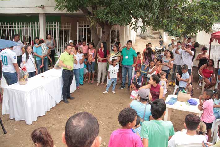 El alcalde Rafael Martínez visitó cinco barrios que realizaron durante el fin de semana