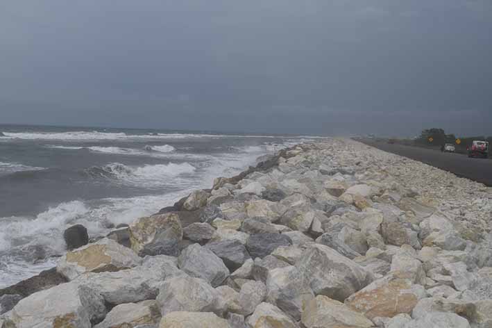 Las rocas rompeolas no pudieron detener el ingreso del mar a la vía Ciénaga- Barranquilla, en el kilómetro 19, ante el fuerte incremento del oleaje ocasionado por el fenómeno natural.