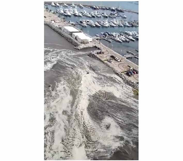 Desde las primeras horas de la mañana en la Bahia de Santa Marta la marea golpeó con fuerza los espolones alertando a los navegantes.