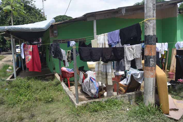 Con electrodomésticos, colchones, camas y demás muebles en la calle, quedaron los residentes de Guachaca, damnificados por creciente subita del río.