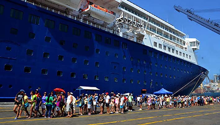 Los cruceros llegan ahora con un mayor número de turistas, pues son más grandes las embarcaciones que están recalando en nuestros puertos.
