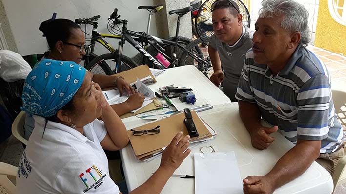Moradores del barrio Olaya Herrera resolviendo sus dudas sobre legalización.