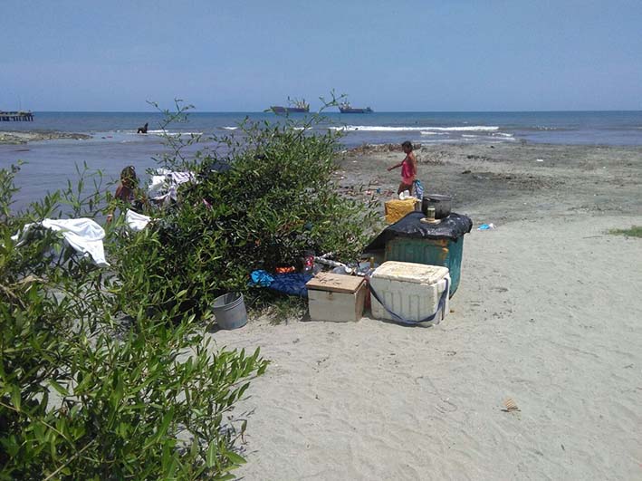 Playa de los Cocos convertida en el hogar de un grupo de habitantes de la calle, quienes cocinan, lavan y defecan en el mismo lugar.