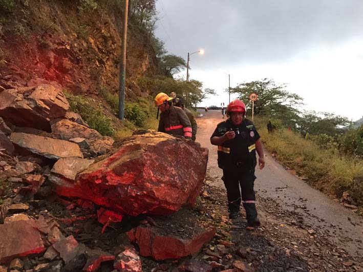 Un derrumbe se presentó en la carretera que comunica a la ciudad con el corregimiento de Taganga.