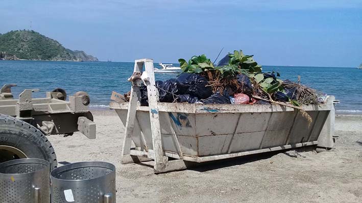 Jornada de limpieza terrestre en la bahía de Taganga, con el fin de preservar limpio el destino para propios y visitantes.