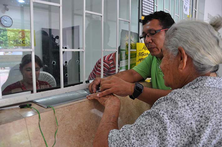 El programa del adulto mayor busca la forma de que los beneficiarios puedan recibir el dinero del subsidio de una forma más cómoda.