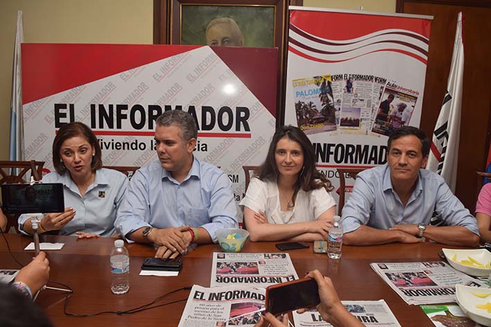 El último de los cinco precandidatos en llegar fue Rafael Nieto, quien se puso en sintonía con el debate que sus compañeros de partido llevaban a través de las redes sociales de EL INFORMADOR.