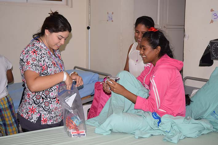 Fonoaudiologa Taylor, quien desde hace varios años vienen a la ciudad de Santa Marta con la misión médica de Healing The Children.