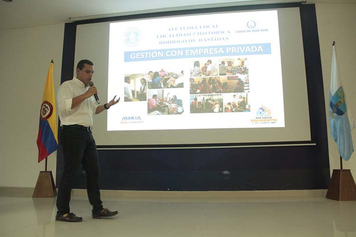 Cesar Mercado haciendo entrega del informe de gestión de la Alcaldía Rodrigo de Bastidas, localidad 2.