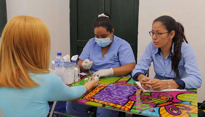 Esta actividad tuvo lugar en la sede de la Sociedad Bolivariana, donde se ofrecieron servicios de: inclusión y orientación laboral, capacitación y formación para el trabajo y atención médica a través de la vacunación y exámenes de VIH. 