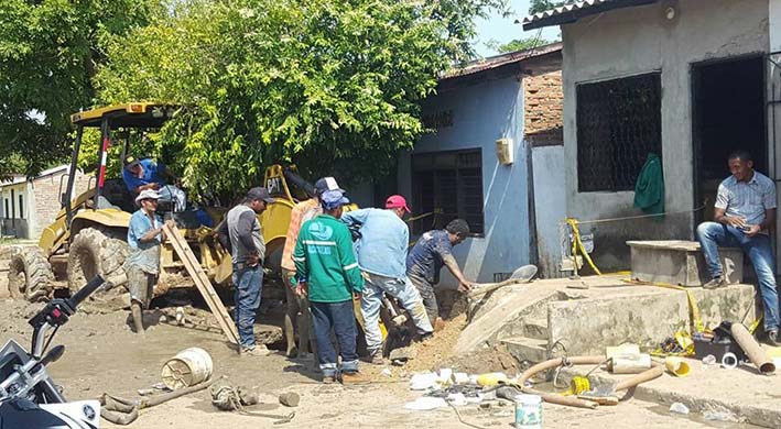 Con excavadoras trabajan de manera ardua para estrablecer el servico de agua potable