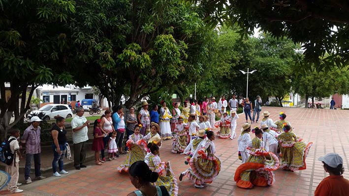 Muestras folclóricas, liderado por las oficinas de Cultura y Deporte Municipal, en la Plaza Fernando Pisciotti. 