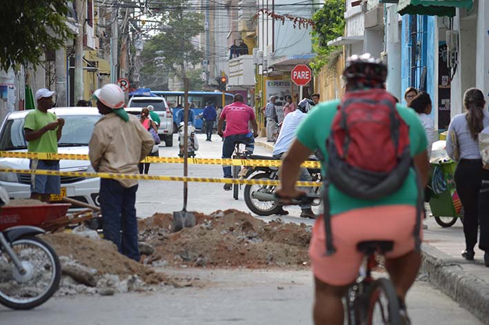 Calle 14 con carrera sexta del Centro Histórico de la ciudad de Santa Marta, intervenida según la Secretaría de Movilidad con obras que reducirán los embotellamientos.