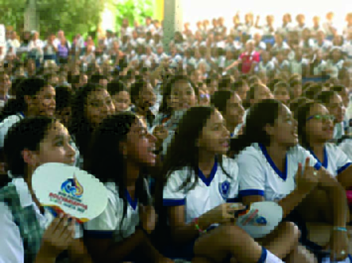 Las estudiantes de la institución educativa disfrutaron de las muestras folcloricas y tararearon la canción de los Juegos Bolivarianos, acividad deportiva más importante a realizarse en la ciudad de Santa Marta.