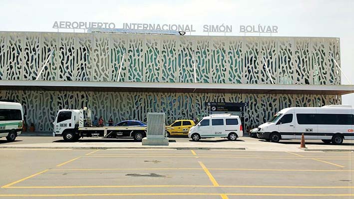 Fachada del aeropuerto Simón Bolívar de la ciudad de Santa Marta.
