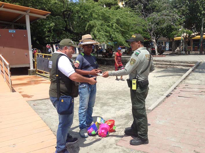 Operativos de control para continuar recuperación de espacio público realizan la Policia de Turismo, Prorodadero y Secretaria de Turismo.