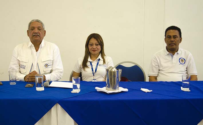 En la mesa principal, director del Ministerio de Trabajo del Magdalena acompañado de funcionarios de la entidad territorial.