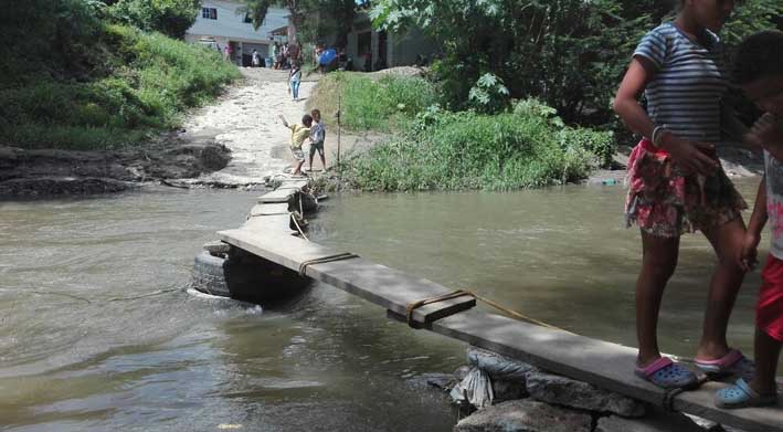 Puente artesanal,, hecho por los residentes de Colinas del Río ante la desidia del gobierno distrital y la promesa incumplida de construirles un puente peatonal.  