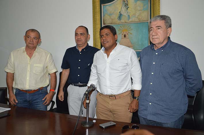 El nuevo Presidente Jorge Yesid Ospino, Primer Vicepresidente Néstor Muñoz y Segundo Vicepresidente Evaristo Raúl Pumarejo en compañía de Carlos Pinedo.