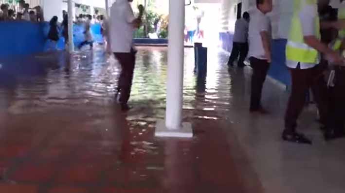 Los alumnos  a través de las redes sociales, dieron a conocer las condiciones en que queda el colegio, cada vez que llueve.
