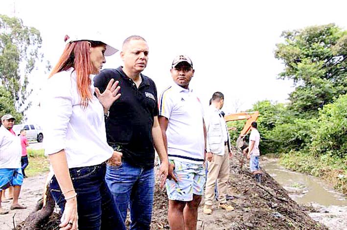 El alcalde del municipio junto a la gobernadora  Rosa Cotes, recorrieron los sectores afectados por las fuertes lluvias que se presentaron.