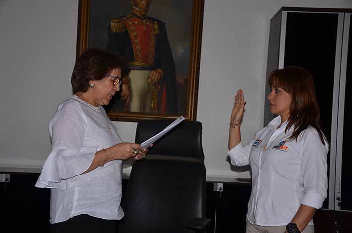 Ante Ligia Isabel Gutiérrez Araujo notaria cuarta de Santa Marta; Jimena del Pilar Abril De Angelis;  tomo posesión como alcaldesa encargada.