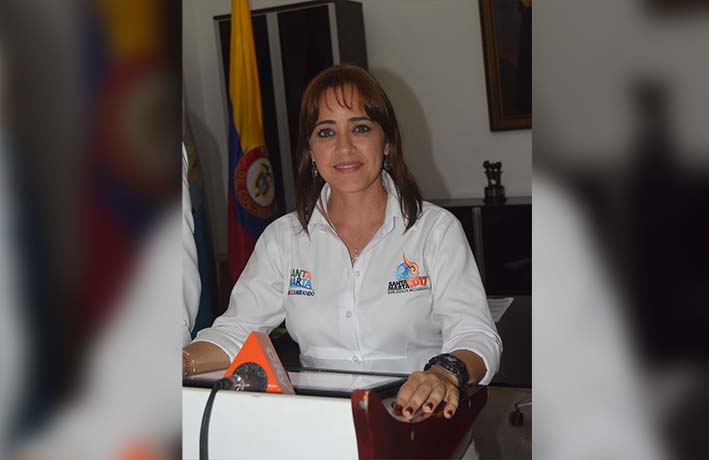 Abril de Angelis, la nueva Alcaldesa encargada será la que  pase la llama Bolivariana, al Alcalde de la ciudad boliviana de Cochabamba.