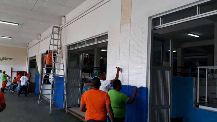 Dentro de la jornada de limpieza se pintaron fachadas, rejas y demas del Mercado Público