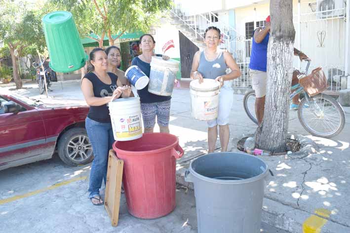 Con tanques, baldes y todo tipo de elementos salen los habitantes de Santa Clara a pedir agua en los alrededores