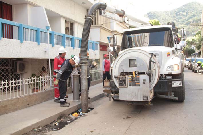 Carro de la empresa Veolia realizando proceso de succión para despejar tubería y evitar un nuevo rebosamiento de aguas residuales.