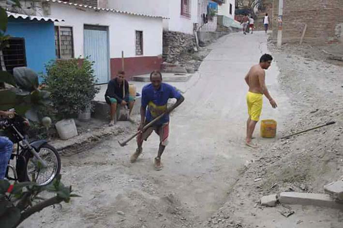 Los mismos moradores del barrio han realizado jornadas de limpieza para retirar el lodo seco que sepultó la calle.