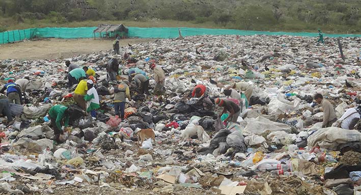Varias personas, quienes en su mayoría pertenecen a la etnia Wayúu, recopilan plásticos, vidrios y botellas, sin ningún tipo de medida sanitaria.
