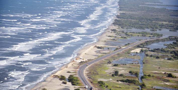 El fenómeno de la erosión costera pone en peligro los recursos naturales de las zonas litorales, tiene un impacto socioeconómico en el 1,7% de la población costera y afecta en 1,5 puntos el PIB, cifras que podrían superar los dos puntos para el 2030.