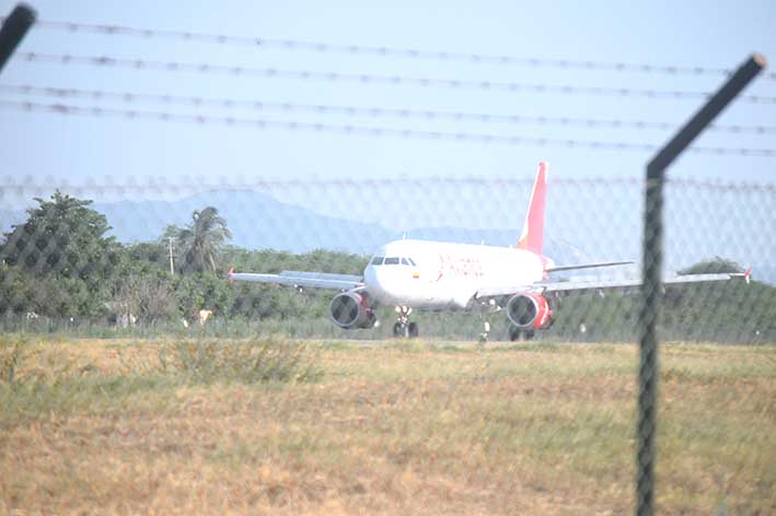 Debido a los vientos, el aeroplano tuvo que tomar como terminal alterna el aeropuerto de Cartagena y esperar a que las condiciones del viento mejoraran para retornar a Santa Marta.