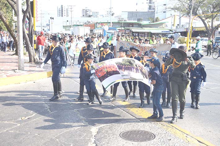 Niños con pancartas acompañaron la marcha junto con la Policía.