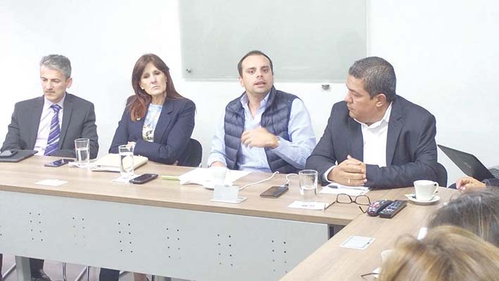 La gobernadora Cotes, el director de Cormagdalena y el alcalde de Salamina en la reunión.