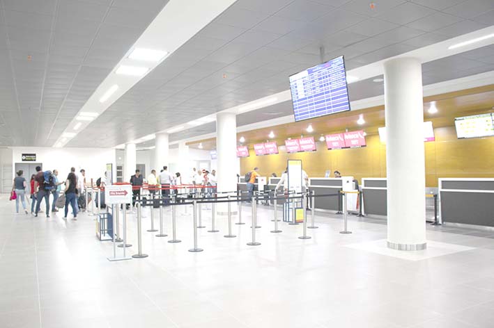 En la terminal aérea, la Concesión dispondrá de todo su recurso humano disponible con el fin de brindar orientación y resolver las inquietudes de los viajeros. 