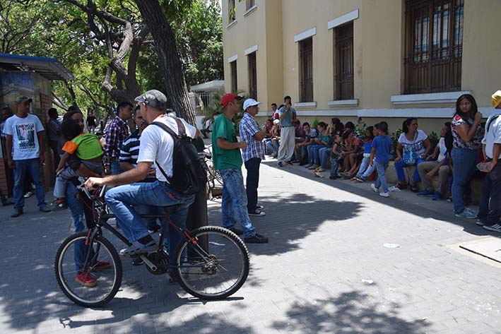Parte de la población venezolana se acercó a uno de los puntos estipulados para el censo en la ciudad, como en este caso que fue en el antiguo hospital San Juan de Dios.