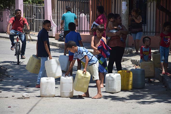 Hombres, Mujeres y niños, no importando la edad, salen de sus casas en búsqueda de agua para sus hogares.  